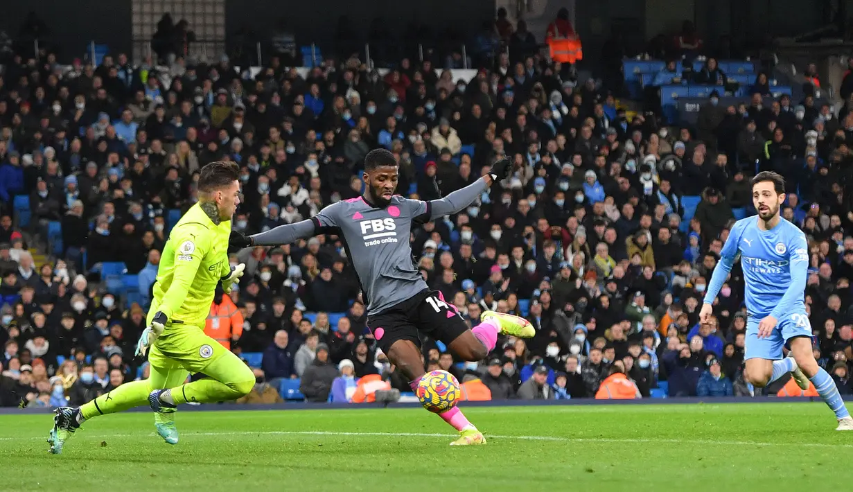 Kelechi Iheanacho hengkang dari Manchester City menuju Leicester City pada 2017 lalu. Meski beberapa kali tampil menghadapi sang mantan, Iheanacho baru bisa membobol gawangnya pada musim ini. Ia tercatat melakukan hal tersebut sebanyak dua kali dalam dua laga yang berbeda. (AFP/Anthony Devlin)