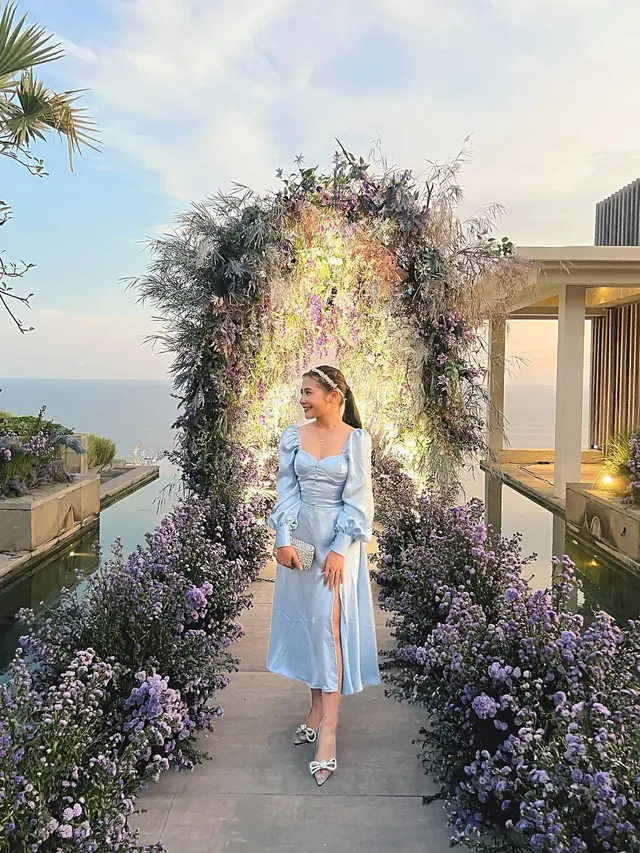 7 Potret Prilly Latuconsina di Resepsi Maudy Ayunda Bersama Iman Usman