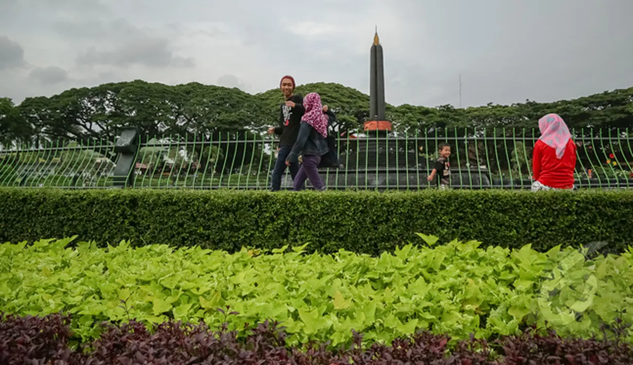 Sejumlah warga malang bersantai di Alun-alun Tugu Kota Malang, Rabu (21/1/2015). (Liputan6.com/Faizal Fanani)