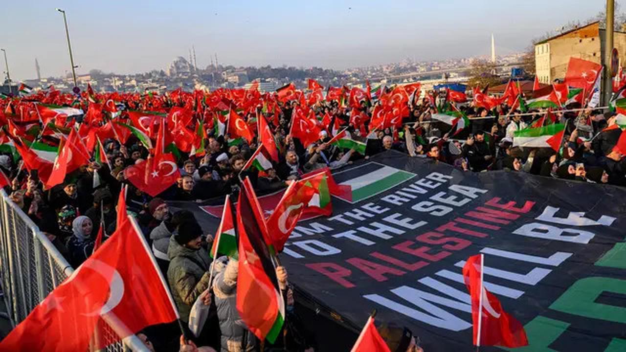 Hari Pertama 2025, Masyarakat Turki Gelar Unjuk Rasa Desak Penghentian Genosida di Gaza