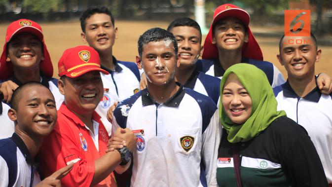 Rangga foto bersama sesama anggota Paskibraka Nasional 2019 dan dua orang pembina, Wahyu dan Ophy yang telah merancang kejutan untuknya. Selamat ulang tahun, Rangga (Liputan6.com/Aditya Eka Prawira)