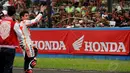 Pebalap MotoGP dari tim Honda, Marc Marquez menyapa penggemarnya di Sirkuit Sentul, Bogor, (21/10/2014). (Liputan6.com/Helmi Fithriansyah)