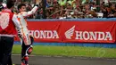 Pebalap MotoGP dari tim Honda, Marc Marquez menyapa penggemarnya di Sirkuit Sentul, Bogor, (21/10/2014). (Liputan6.com/Helmi Fithriansyah)