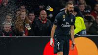Penyerang Real Madrid Karim Benzema berselebrasi setelah mencetak gol ke gawang Ajax pada leg pertama 16 besar Liga Champions di Johan Cruijff ArenA, Amsterdam, Rabu (13/2). Real Madrid harus bersusah payah menaklukkan Ajax, 2-1. (AP/Peter Dejong)