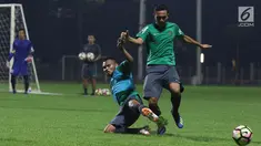 Pemain Timnas Indonesia U-23, Saddil Ramdani (bawah) berebut bola dengan Ricky Fajrin saat latihan di Lapangan B Kompleks GBK, Jakarta, Rabu (30/5). Timnas Indonesia U-23 akan melakoni uji coba melawan Thailand U-23. (Liputan6.com/Helmi Fithriansyah)