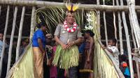 Kapolda Papua Barat Brigjen Pol Paulus Waterpauw disematkan mahkota Burung Cenderawasih dari Suku Kurik. (Liputan6.com/Katharina Janur)