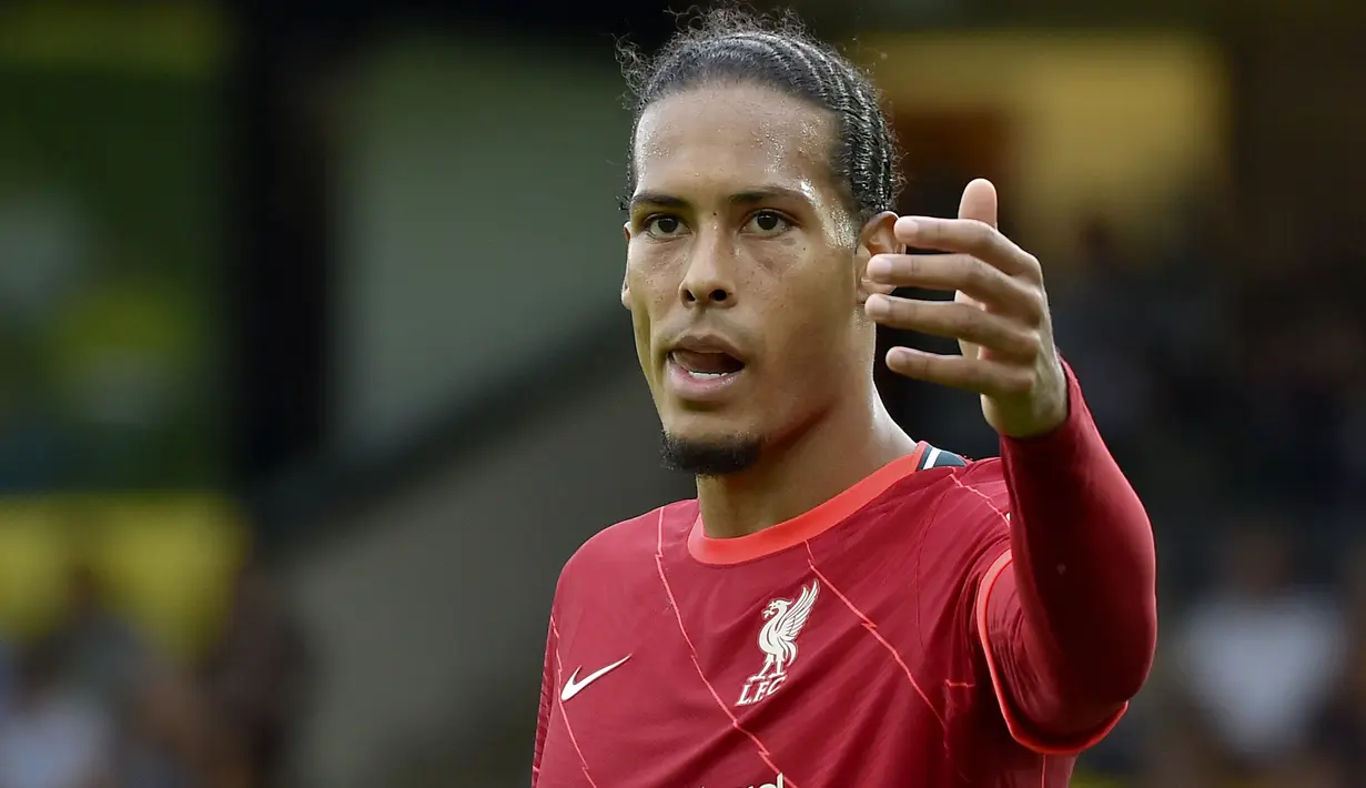 Virgil van Dijk. Bek Liverpool yang menghabiskan musim lalu di bangku cadangan akibat cedera ini menandatangani kontrak baru untuk dua tahun ke depan pada 12 Agustus 2021. Pada pekan pembuka Liga Inggris 2021/2022 lalu, ia sudah diturunkan saat menang 3-0 atas Norwich. (Foto: AP/Rui Vieira)