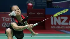 Fitriani berusaha menjangkau kok saat melawan pebulutangkis Thailand, Ratchanok Intanon  pada ajang Indonesia Open 2018 di Istyora Senayan, Jakarta, (3/6/2018). Intanon menang 21-8, 21-16. (Bola.com/Nick Hanoatubun)