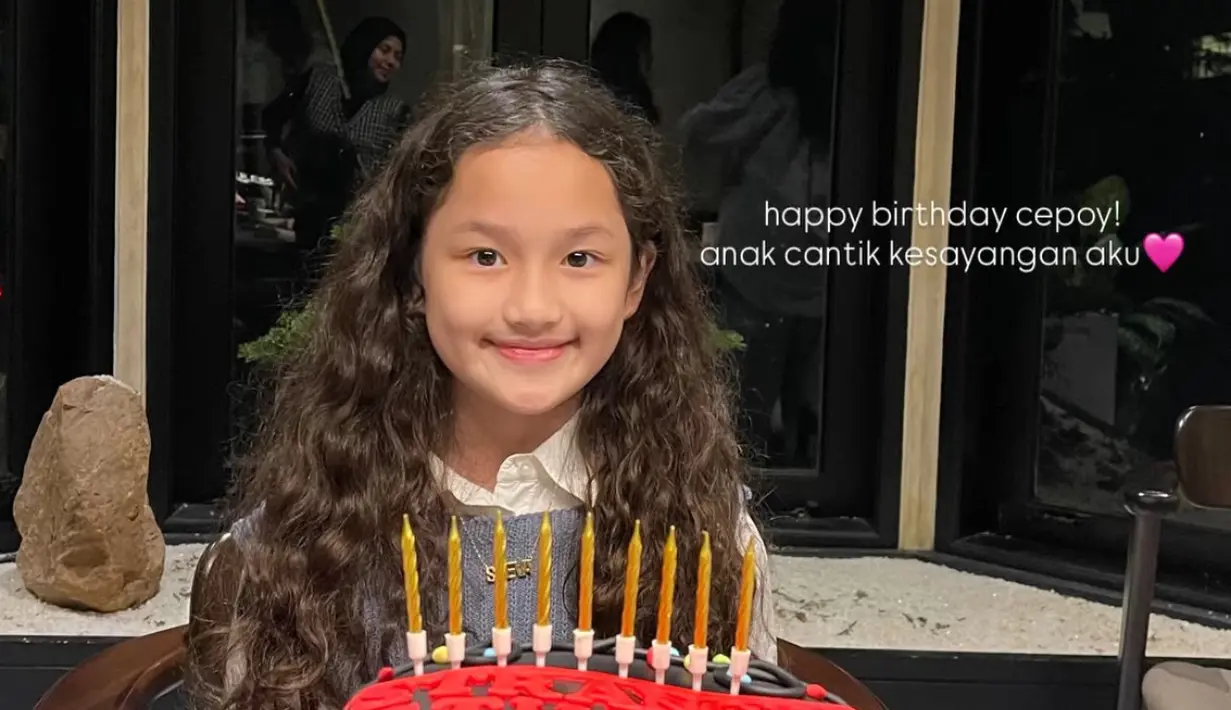 Sheva pun tampak mengenakan kemeja putih lengan panjang sebagai inner dipadukan outer vest knit abu-abu. Rambutnya pun tampak indah terurai bergelombang.  [@ussypratama]