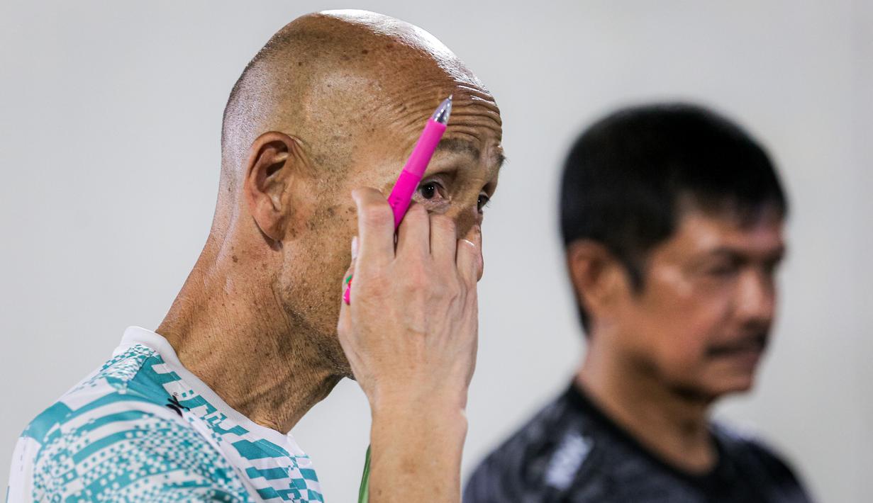 <p>Pelatih Timnas Indonesia Putri U-17, Satoru Mochizuki (kiri) di samping Direktur Teknik PSSI, Indra Sjafri saat memimpin latihan Timnas Indonesia Putri U-17 yang berlangsung di Lapangan A Kompleks Stadion Utama Gelora Bung Karno (SUGBK), Senayan, Jakarta, Rabu (27/03/2024). Latihan tersebut merupakan bentuk persiapan untuk Piala Asia U-17 yang bergulir di Bali pada 6-19 Mei 2024. (Bola.com/Bagaskara Lazuardi)</p>