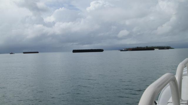 Kapal tongkang pengangkut ore nikel di Konawe Selatan kerap melewati jalur kapal penumpang.(Liputan6.com/Ahmad Akbar Fua)