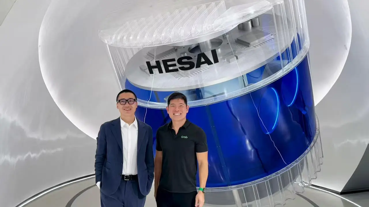 David Li, CEO dan Co-founder Hesai bersama Anthony Tan, Group CEO dan Co-founder Grab. Dok