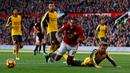 Pemain MU, Antonio Valencia, terjatuh saat berebut bola dengan pemain Arsenal, Nacho Monreal, dalam laga Premier League di Stadion Old Trafford, Sabtu (19/11/2016). (Reuters/Phil Noble)
