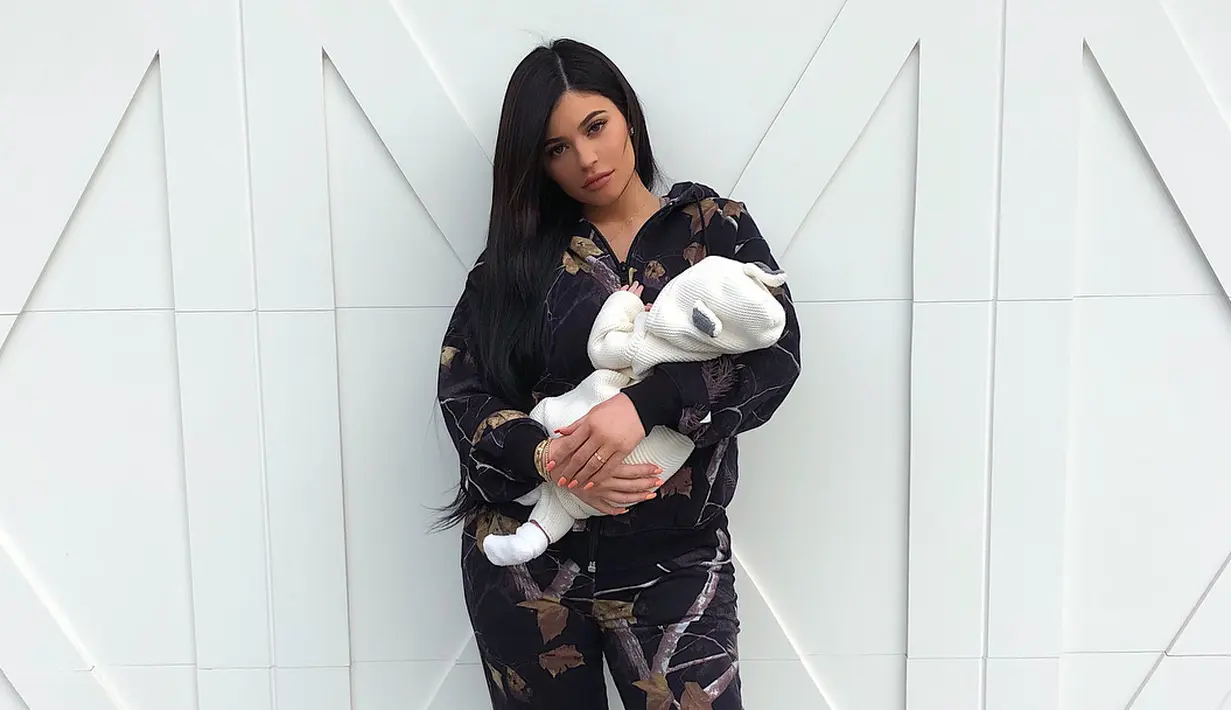 Bahkan Kylie Jenner memamerkan saat ia menggendong Stormi dalam dua foto berurutan yang ia unggah di Instagram. (instagram/kyliejenner)