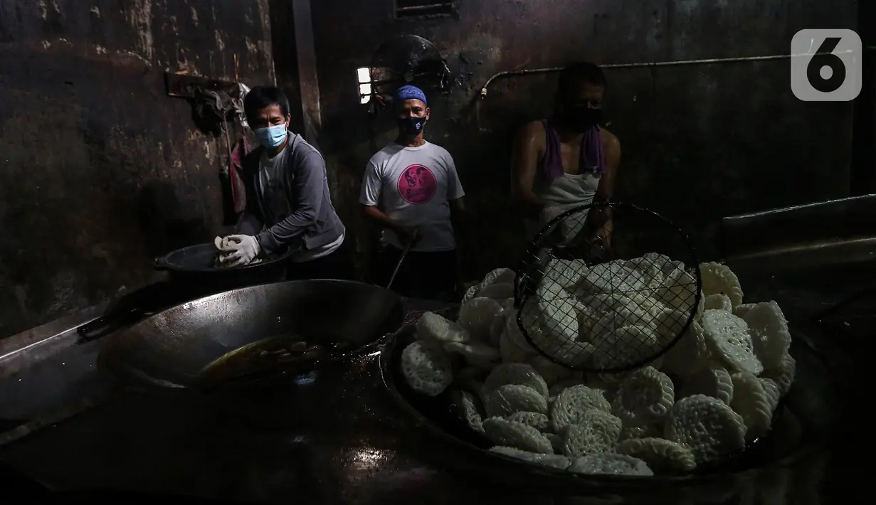 Pekerja menggoreng kerupuk di UKM Kerupuk Melati, Jakarta, Rabu (16/12/2020). Pada masa pandemi COVID-19, UKM tersebut memproduksi kerupuk kurang lebih dua kuintal per hari atau menurun 40 persen dari kondisi normal. (Liputan6.com/Johan Tallo)