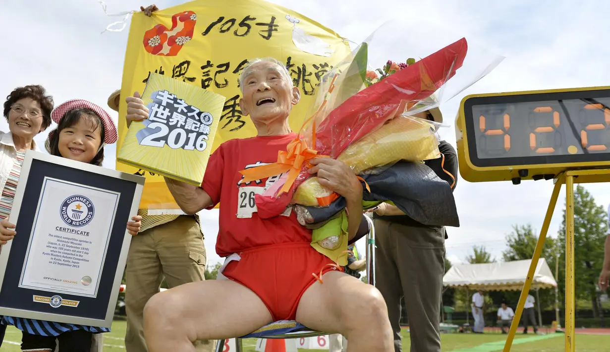 Hidekichi Miyazaki (105) berpose saat difoto usai mencetak rekor lari 100 meter di Kyoto, Jepang, 23 September 2015. Kakek asal Jepang ini berhasil mencatatkan waktu 42,22 detik dan tercatat oleh Guinness World Records.(REUTERS/Kyodo)