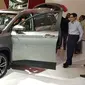 SUV yang diperkenalkan Wuling Indonesia menarik perhatian pengunjung. (Septian/Liputan6.com)