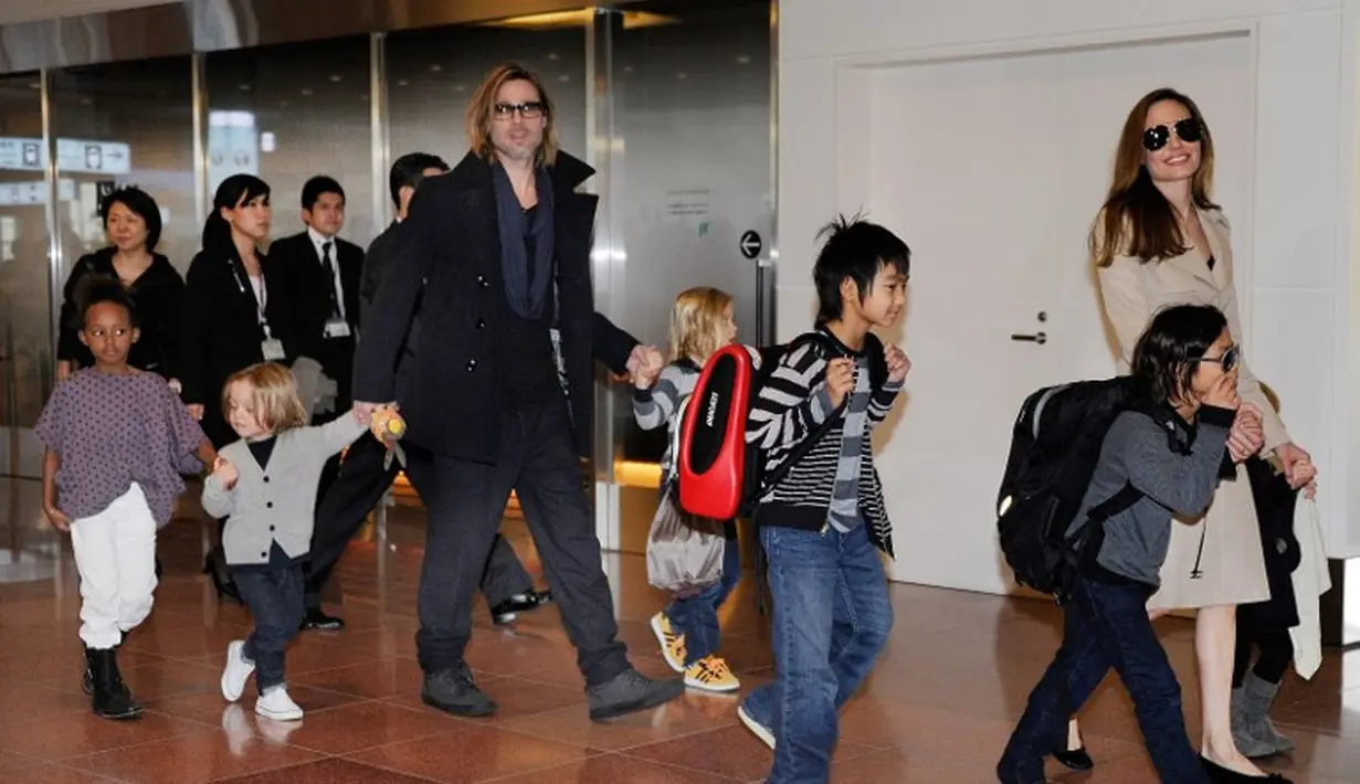 Mungkin ini yang disebut dengan keajaiban Natal. Meski nggak berarti balikan, Brad Pitt dan Angelina Jolie dikabarkan akan menghabiskan Natal bersama. (TORU YAMANAKA / AFP)