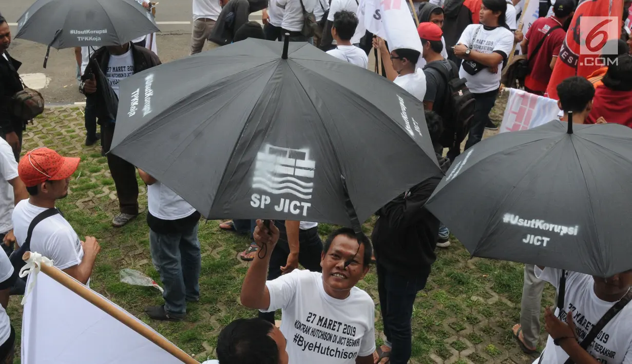 Pekerja dari Serikat Pekerja PT Jakarta International Container Terminal (SP JICT) dan Federasi Pekerja Pelabuhan Indonesia (FPPI) saat melakukan aksi unjuk rasa di depan Gedung KPK,Jakarta, Selasa (12/3). (merdeka.com/Dwi Narwoko)
