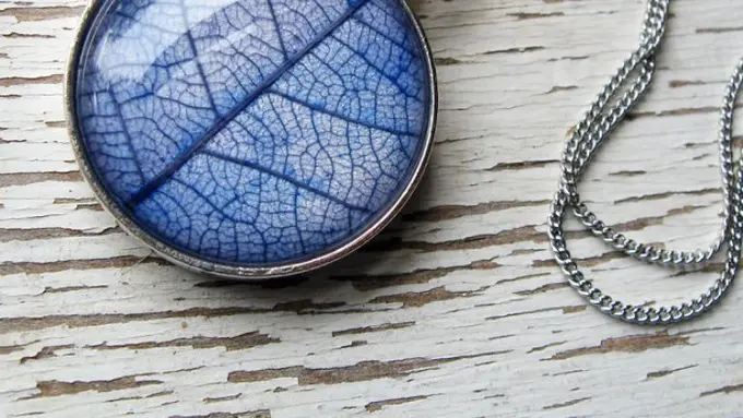 Bukan Batu Akik, Ini Indahnya 6 Kalung Batu dengan Isi Daun