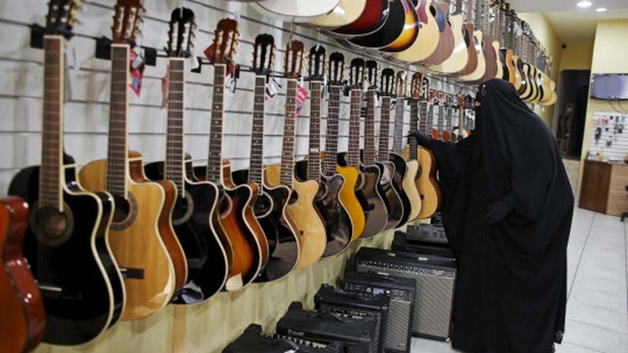 Wanita muslim bercadar ini ternyata gitaris band metal