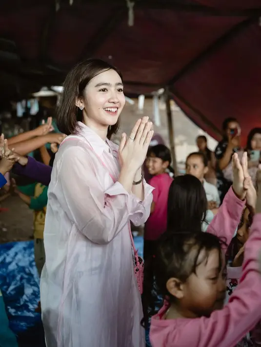 Gaya simpelnya disorot. Febby tak mengenakan sesuatu yang berlebihan, namun mampu memancarkan aura super positif yang banyak dipuji netizen. [Foto: Instagram/febbyrastanty]