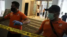 Petugas memasang garis polisi usai dugaan penembakan di Kantor Majelis Ulama Indonesia (MUI) Jakarta, Selasa (2/5/2023). Peristiwa itu terjadi pukul 10.30 WIB. (Liputan6.com/Faizal Fanani)
