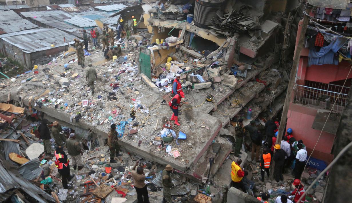 Sejumlah petugas dan warga saat mencari korban yang terperangkap dalam reruntuhan bangunan 6 lantai yang ambruk di Nairobi, Kenya (30/4).Bangunan tersebut ambruk akibat hujan dan banjir yang menerpa kawasan Nairobi.( REUTERS/Harman Kariuki)