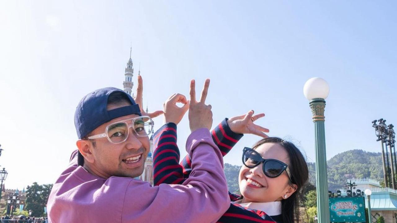 Disneyland Hongkong Jadi Saksi Keromantisan Raffi Ahmad dan Nagita Slavina