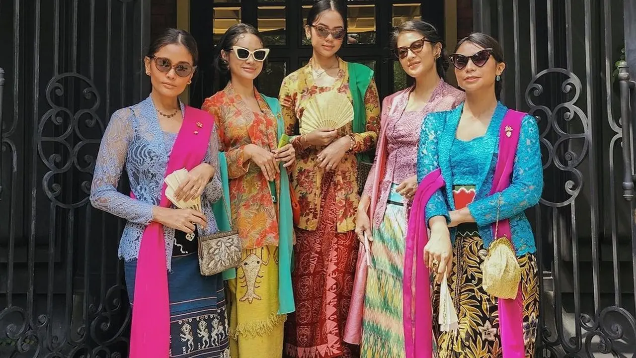 Seleb pakai kebaya