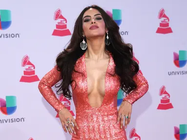 Model Jessica Cediel saat menghadiri acara Latin Grammy Awards ke 16 di Las Vegas, Nevada, Kamis (19/11). (AFP PHOTO / CHRIS FARINA)