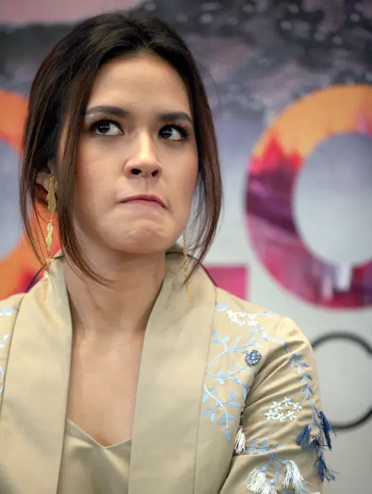 "Pas nulis lagunya, lebih bayangin ballad. Tapi ada perasaan kekuatan itu, jadi agak anthem, ada beatnya, lebih megah," lanjutnya Raisa. (Nurwahyunan/Bintang.com)