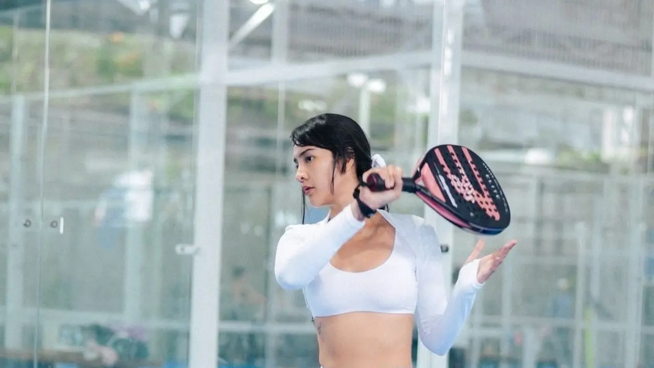 8 Gaya Sporty Anya Geraldine Jadi Padel Princess dengan Outfit White on White, Tetap Dipuji Cantik Meski Poni Lepek