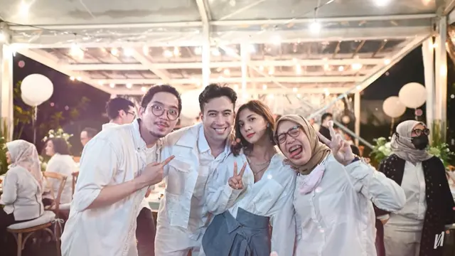 6 Momen Detik-Detik saat Vidi Aldiano Melamar Sheila Dara, Penuh Haru Bahagia