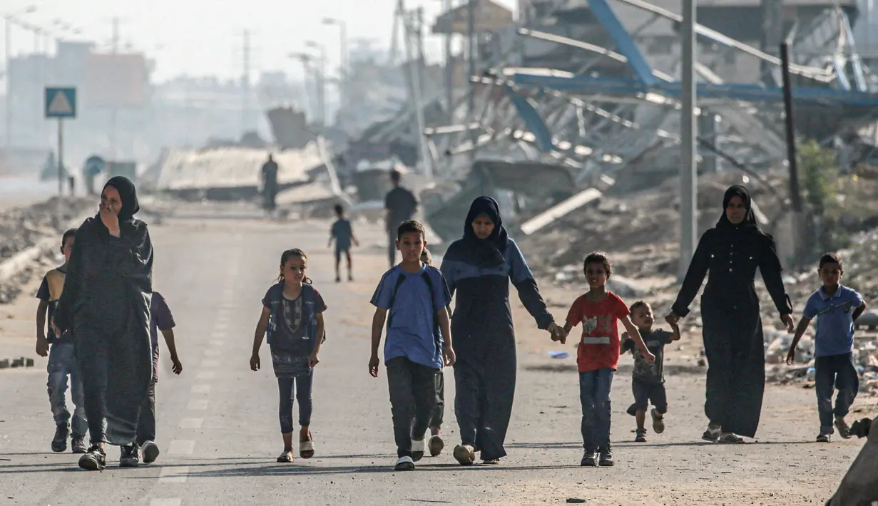 <p>Warga sipil yang mengungsi melarikan diri dari timur al-Bureij di Jalur Gaza tengah akibat pengeboman Israel di kota tersebut pada 5 Juni 2024. (Bashar TALEB/AFP)</p>