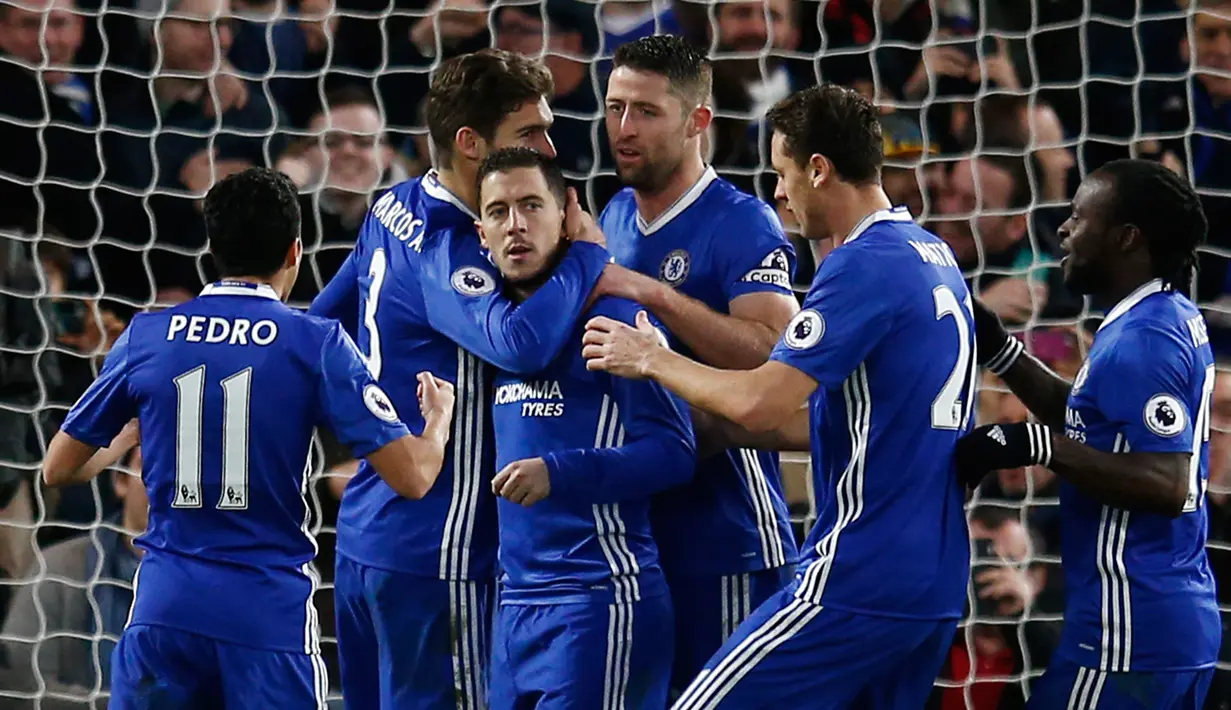 Gelandang Chelsea, Eden Hazard melakukan selebrasi bersama rekan-rekannya usai mencetak gol dari penalti ke gawang Bournemouth di Liga Inggris di Stamford Bridge, London, (26/12). Chelsea menang atas Bournemouth dengan skro 3-0. (Reuters/Peter Nicholls)