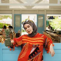 Sejak memutuskan untuk berhijab dua minggu menjelang nikah, penampilan Tantri Namirah semakin memukau. Dengan hijabnya, Tantri sangat pandai memadu padankan busananya dan pastinya sangat stylish. (Instagram/tantrinamirah)