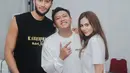 <p>Momennya foto bareng pelantun Kartonyono Medot Janji itu di belakang panggung usai konser pun diunggah Wulan Guritno di akun Instagram pribadinya. (Instagram/wulanguritno).</p>