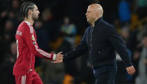 Pelatih Liverpool, Arne Slot, kanan, berjabat tangan dengan Dominik Szoboszlai dari Liverpool setelah pertandingan sepak bola Liga Primer Inggris antara Wolverhampton Wanderers dan Liverpool di Wolverhampton, Inggris, Rabu (4-3-2026) dini hari WIB. (AP Photo/Dave Shopland)