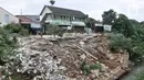 Kondisi tanah longsor di depan Gedung SDIT An-Najah, Kecamatan Cipayung, Kota Depok, Jawa Barat, Selasa (18/2/2020). Longsor di bantaran Kali Baru tersebut terjadi akibat terkikis hujan deras yang melanda pada awal tahun 2020 lalu. (merdeka.com/Iqbal Nugroho)
