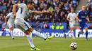 Bek Chelsea, Davide Zappacosta, melepaskan tendangan saat melawan Leicester pada laga Premier League di Stadion King Power, Leicester, Sabtu (9/9/2017). Leicester kalah 1-2 dari Chelsea. (AFP/Ben Stansall)