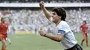 Diego Maradona. Hingga kini, legenda Argentina ini masih tercatat sebagai pemain Argentina dengan caps terbanyak di ajang Piala Dunia dengan mengoleksi 21 penampilan. Jumlah trsebut dicatatkannya dalam 4 edisi Piala Dunia, yaitu mulai 1982 hingga 1994 dengan torehan 8 gol dan 8 assist. Prestasi terbaiknya tentu saja saat membawa Tim Tango menjadi juara pada edisi 1986 di Meksiko setelah menang 3-2 atas Jerman di partai final. (AFP/Staff)