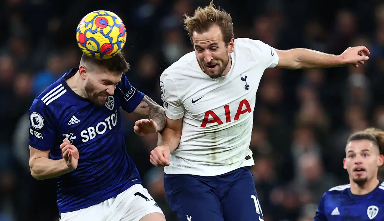 Begitupun dengan Harry Kane. Pemain yang tampil menawan bersama timnas Inggris terus mendapat kawalan ketat barisan pertahanan Leeds. (AFP/Adrian Dennis)