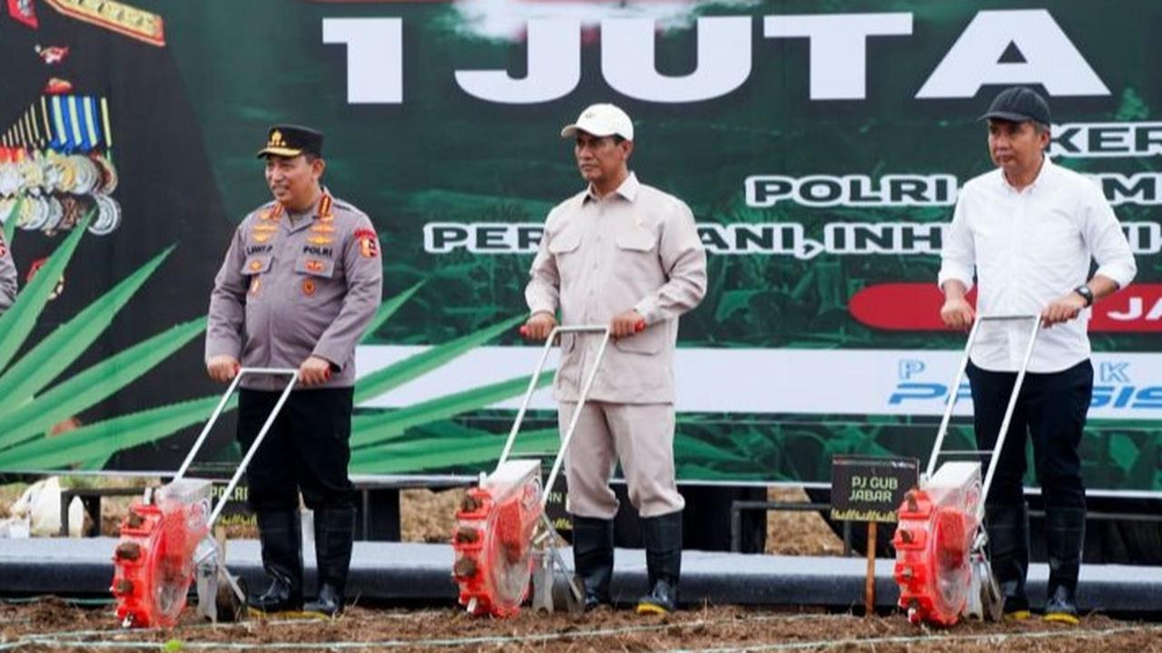 VIDEO: Momen Mentan dan Kapolri Rela Turun ke Sawah Demi Program Swasembada Pangan Prabowo