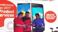 Derrick Surya, VP Brand & Marketing Communication Smartfren Telecom (kiri) di peluncuran produk Andromax terbaru, Rabu (25/1/2017). (Liputan6.com/Jeko Iqbal)