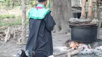 Cerita Haru di Balik Foto Viral Sarjana Bersimpuh di Depan Tungku Penyulingan Sopi