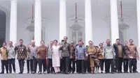 Presiden Joko Widodo bersama Ibu Iriana Joko Widodo dan Wapres Jusuf Kalla bersama Ibu Mufidah Jusuf Kalla dan sejumlah Menteri Kabinet Kerja Periode 2014-2019 melambaikan tangan saat acara perpisahan di Istana Negara, Jakarta, Jumat (18/10/2019). (Istimewa)