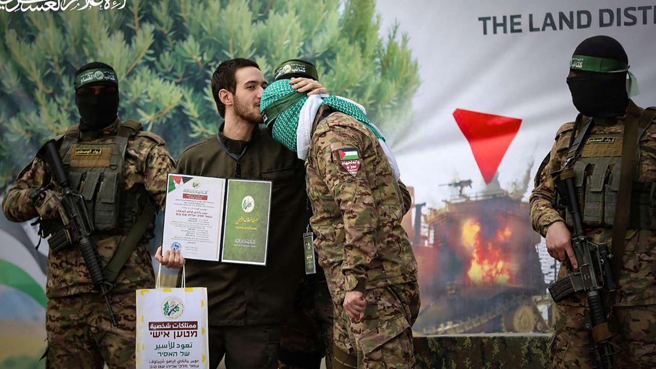 Momen Sandera Israel Cium Kening Pejuang Hamas