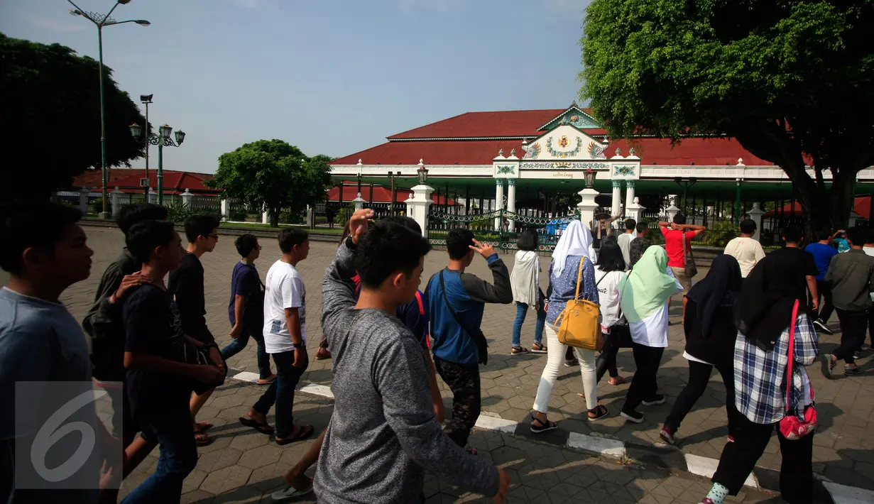 Sejumlah wisatawan berwisata di Kraton Yogyakarta, Rabu (25/5). Para wisatawan banyak memanfaatkan waktu untuk berwisata bersama keluarga pada liburan pasca pelaksanaan Ujian Nasional (UN). (Liputan6.com/Boy Harjanto)