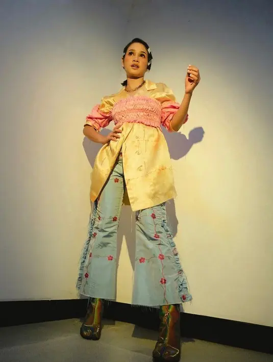 Ingin tampil lebih eksentrik? Kamu bisa tiru OOTD ala Andien Aisyah. Padukan oversized shirt warna kuning dengan sabrina top warna pink di atasnya. (Instagram/andienaisyah).